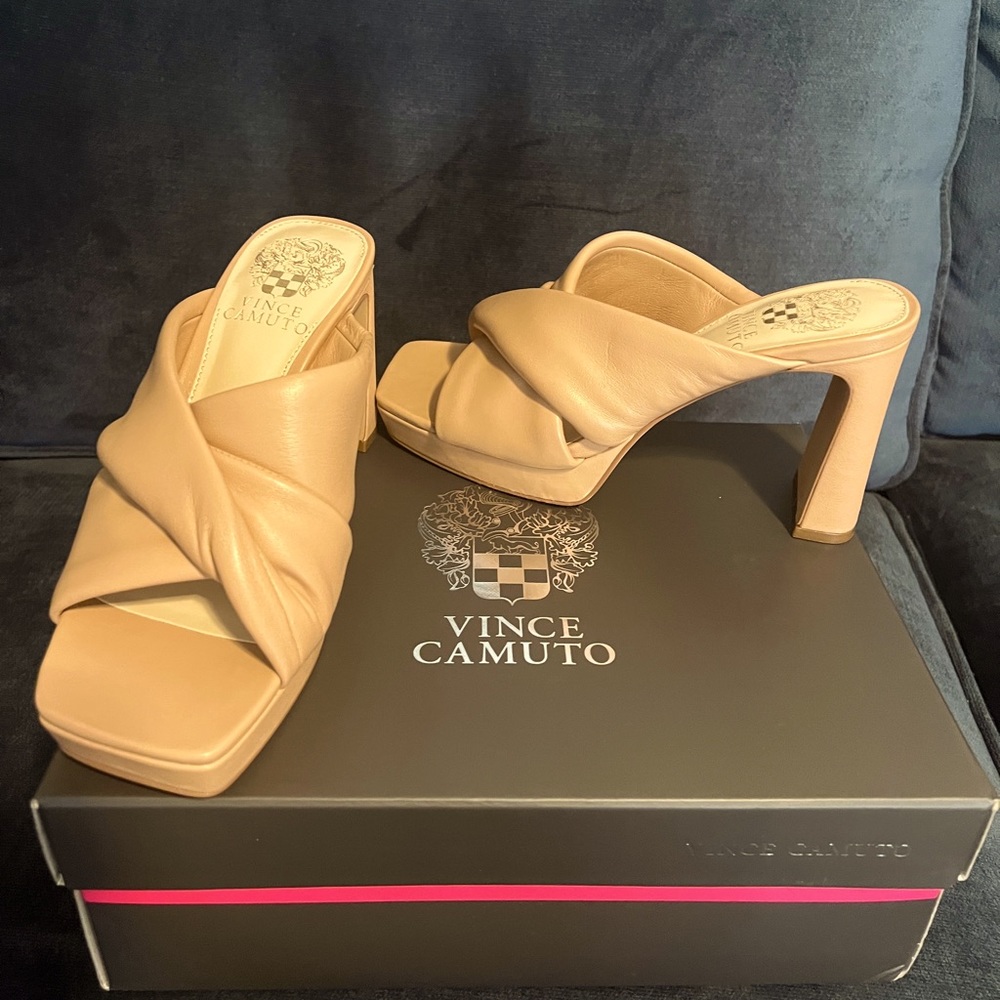 NWT 💥VINCE CAMUTO Wedge shoes.